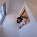 戸手本町の家　ー　リノベーションの写真 子世帯階段より見上げー寝室の小窓