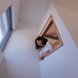 戸手本町の家　ー　リノベーション (子世帯階段より見上げー寝室の小窓)