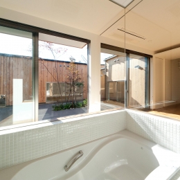 南浅田の家～大きな中庭のある家～-ガラス張りの浴室