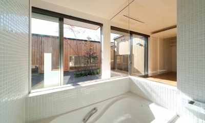 ガラス張りの浴室｜南浅田の家～大きな中庭のある家～
