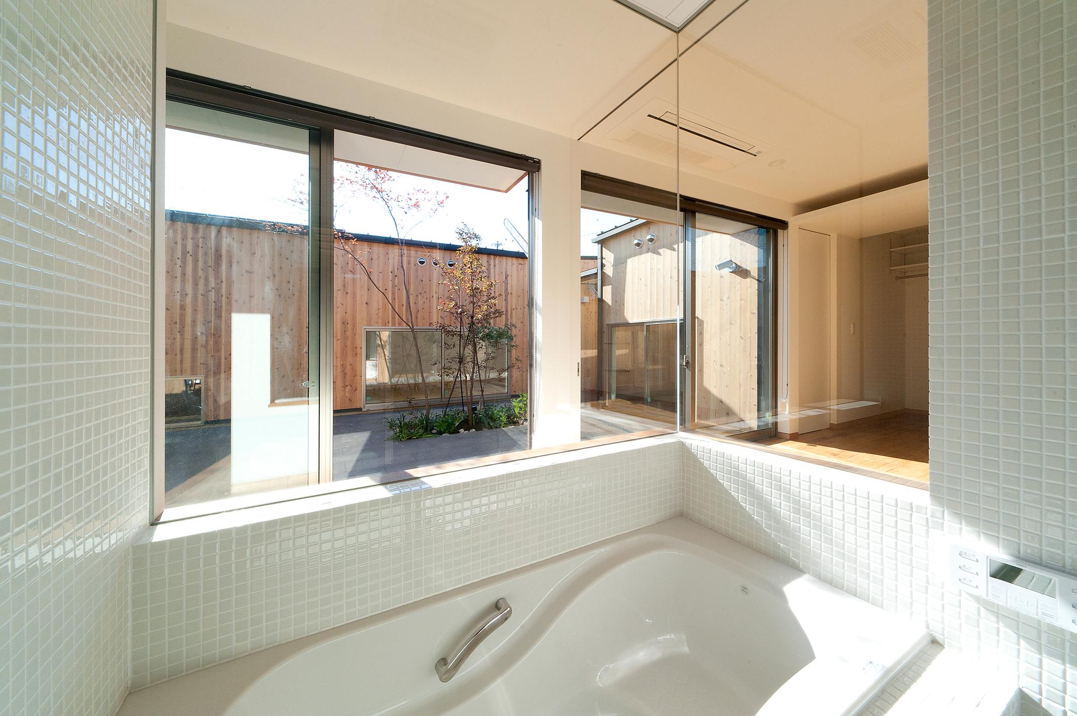バス/トイレ事例：ガラス張りの浴室（南浅田の家～大きな中庭のある家～）
