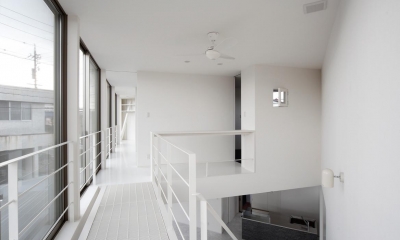 2階廊下（撮影：加斗タカオ）｜三角プランの家～斜め線で室内と室外に分かれる家～
