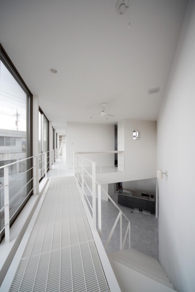 2階廊下（撮影：加斗タカオ） (三角プランの家～斜め線で室内と室外に分かれる家～)