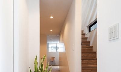 1階廊下（撮影：平井広行）｜白糸台の家