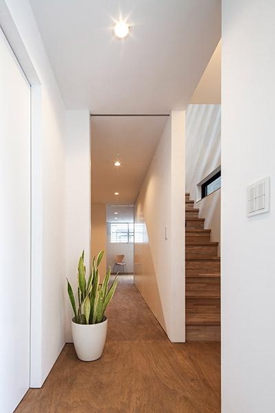 1階廊下（撮影：平井広行） (白糸台の家)