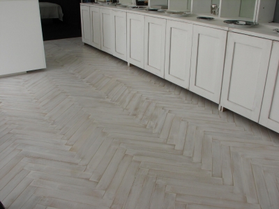 白い家具が引き立つフローリングとは Suvaco スバコ