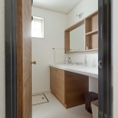 兵庫県M邸の写真 タイル x 木材のナチュラルテイストな洗面スペース