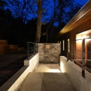 大きな栗の木の下の家の写真 玄関アプローチ-夜景