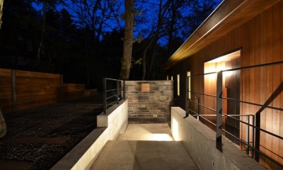 玄関アプローチ-夜景｜大きな栗の木の下の家