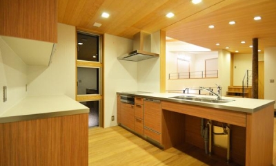 1.5階キッチン｜大きな栗の木の下の家
