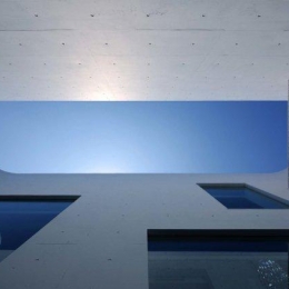 Tender concrete (中庭より空を見上げる（撮影：杉野圭建）)