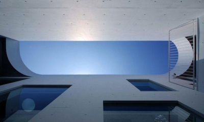 中庭より空を見上げる（撮影：杉野圭建）｜Tender concrete