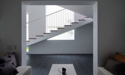 客間より階段を見る（撮影：杉野圭建）｜Tender concrete