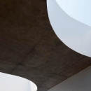 Tender concreteの写真 屋根に設けられた曲線状の穴（撮影：杉野圭建）