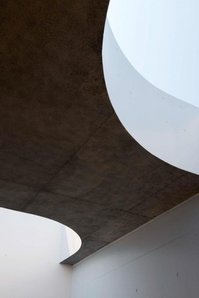 屋根に設けられた曲線状の穴（撮影：杉野圭建） (Tender concrete)