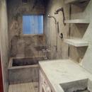 モルタルの水周りにこだわった五本木の家の写真 バスルーム