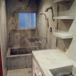 バスルーム (モルタルの水周りにこだわった五本木の家)