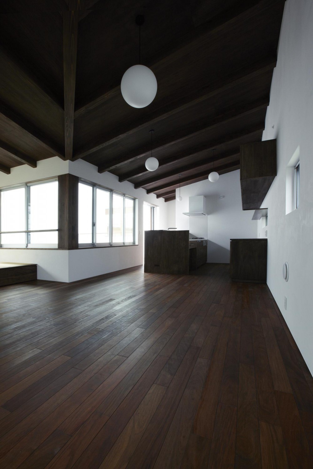 エトウゴウ建築設計室「鎌倉の家　旗竿敷地に建つ中庭のある家」