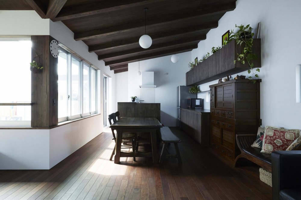 エトウゴウ建築設計室「鎌倉の家　旗竿敷地に建つ中庭のある家」