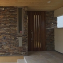 多素材の茶色い家の写真 玄関ドア