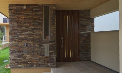多素材の茶色い家 (玄関ドア)