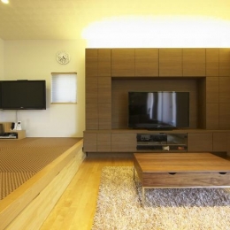 多素材の茶色い家 (リビングと畳スペース)