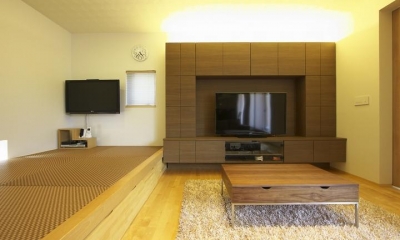 リビングと畳スペース｜多素材の茶色い家