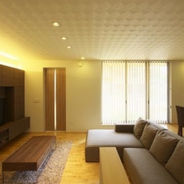 多素材の茶色い家-畳スペースよりリビングを見る