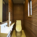 多素材の茶色い家の写真 トイレ2