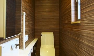 トイレ2｜多素材の茶色い家