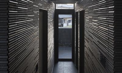 吹き抜けの玄関（撮影：Hiroshi Ueda）｜木漏れ日の家