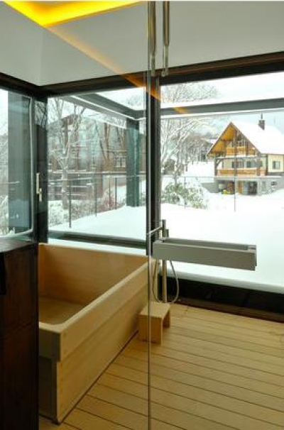 木の温もり感じる浴室1（撮影：KEN五島） (Glass House)