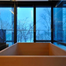 Glass House (木の温もり感じる浴室2（撮影：KEN五島）)
