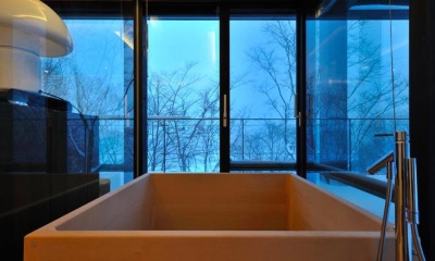 木の温もり感じる浴室2（撮影：KEN五島）｜Glass House