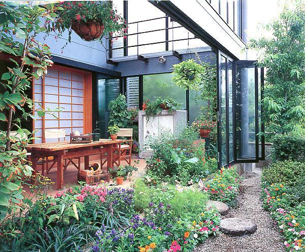 ガーデナー建築家／勝田無一「雨が降っても家の中でバーベキュー！ 　アウトドアライフを楽しむ明るい土間の家」
