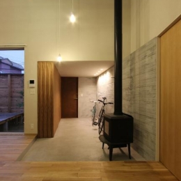 薪ストーブのある広々玄関土間 Hoshizora ヒカリとアカリが楽しめる家 玄関事例 Suvaco スバコ
