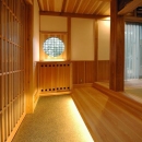 『光陰の家』〜自然素材にこだわった和モダンの家〜の写真 木に包まれる和風玄関-2