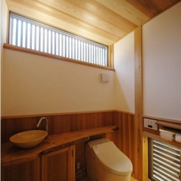 木の温もり感じるトイレ (『光陰の家』〜自然素材にこだわった和モダンの家〜)