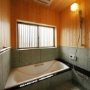 『光陰の家』〜自然素材にこだわった和モダンの家〜の写真 木の温もり感じる浴室