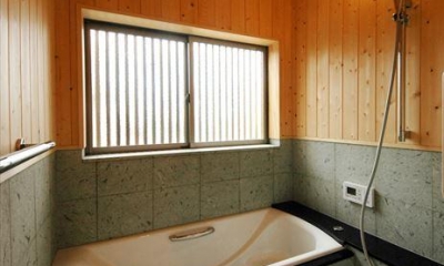 『光陰の家』〜自然素材にこだわった和モダンの家〜 (木の温もり感じる浴室)