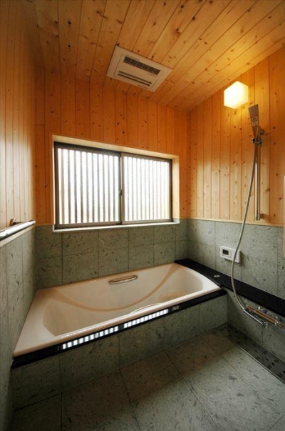 木の温もり感じる浴室 (『光陰の家』〜自然素材にこだわった和モダンの家〜)