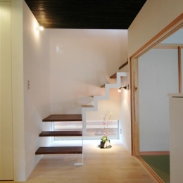 狭小土地に建つ自然素材で造る2世帯住宅 (階段と地窓)