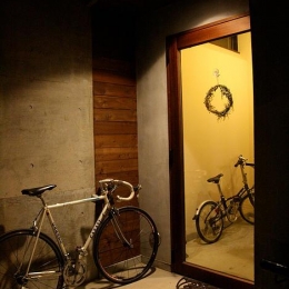 『月が丘の住宅』〜荒々しくも柔らかな佇まいの住宅〜-自転車の置ける広々玄関