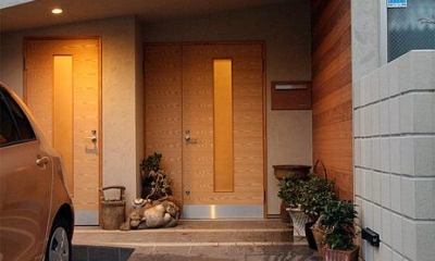 『南加木屋の住宅』〜シルエットの美しい木造2階建住宅〜 (片流れ屋根の玄関ポーチ)