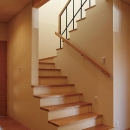 『南加木屋の住宅』〜シルエットの美しい木造2階建住宅〜の写真 木製階段