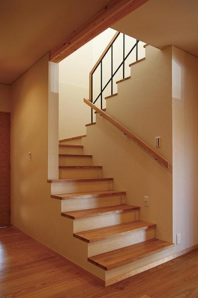 木製階段 (『南加木屋の住宅』〜シルエットの美しい木造2階建住宅〜)