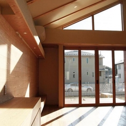 『南加木屋の住宅』〜シルエットの美しい木造2階建住宅〜-明るい日差しの入るリビングダイニング