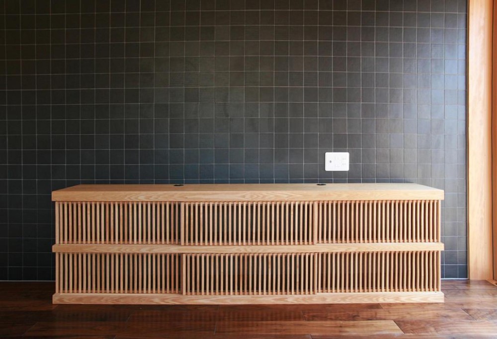 寝室のタイル壁と製作テレビボード (『南加木屋の住宅』〜シルエットの美しい木造2階建住宅〜)