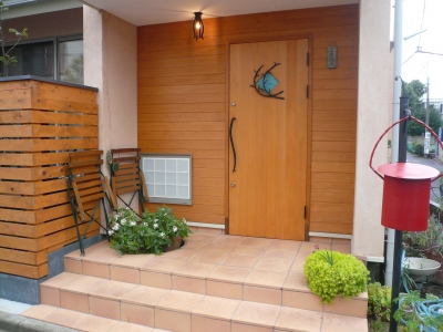 植木鉢／玄関先(ポーチ)に ／おしゃれガーデン作り／華やかさ必見 花もグリーンも！玄関ポーチを明るく飾ってくれるガーデニング