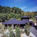 『塩河の家』〜里山の風景と暮らす家〜の写真 山に似合う屋根の風情